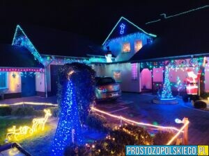 światełka, światełka na domu, dowm w światełkach, światełka świątecze, dom ozdobiony światełkami. świąteczna dekoracja, 