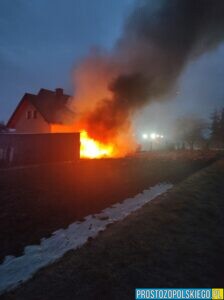 pożar busa, pożar busa w szydłowicach, pożar buda teren brzegu, straż gasiła busa, spałił sie bus przy domu, 