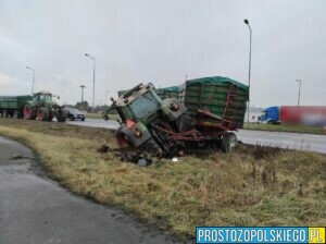 Traktor wpadł do rowu na obwodnicy Opola (Wrzoski).
