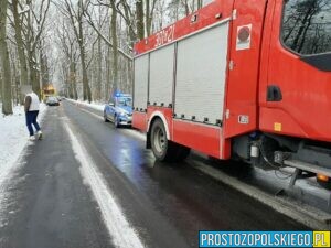 Groźny wypadek na oblodzonej drodze, strażacy zmuszeni do użycia sprzętu hydraulicznego.