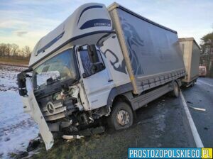 Zderzenie ciężarówki z samochodem osobowym w Zawadzie.