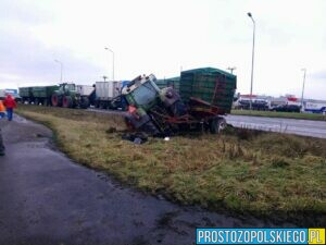 Traktor wpadł do rowu na obwodnicy Opola (Wrzoski).