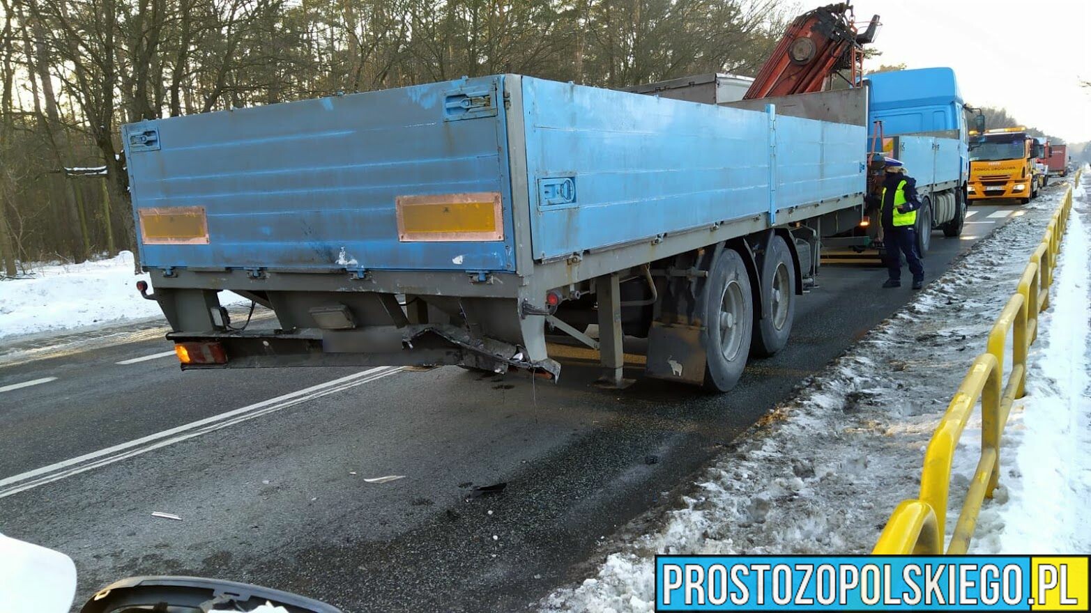 Kierujący busem najechał na tył naczepy ciężarówki na dk94 w miejscowości Walidrogi.(Zdjęcia)