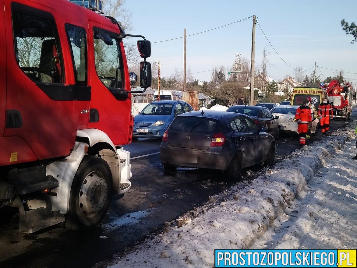 Zderzenie trzech aut na ul. Częstochowskiej w Opolu.(Zdjęcia)