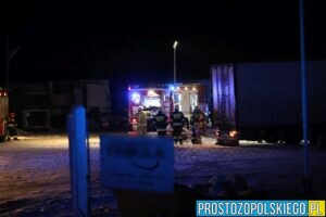 Pożar warsztatu  samochodowego w Chróścinie. Jeden ze strażaków został ranny i zabrany do szpitala.(Zdjęcia)
