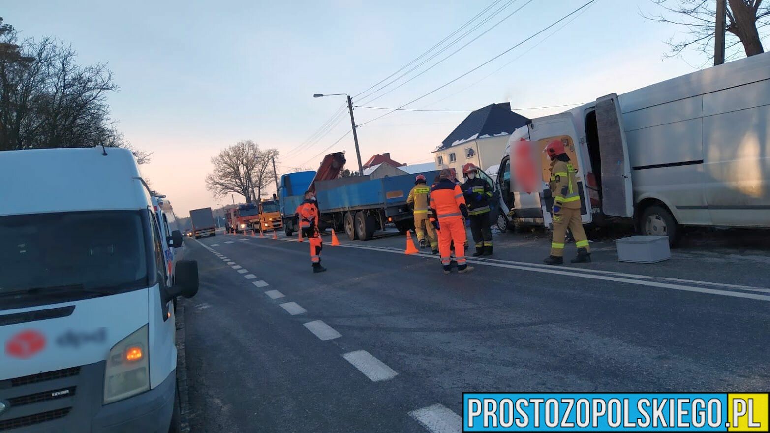 Kierujący busem najechał na tył naczepy ciężarówki na dk94 w miejscowości Walidrogi.(Zdjęcia)