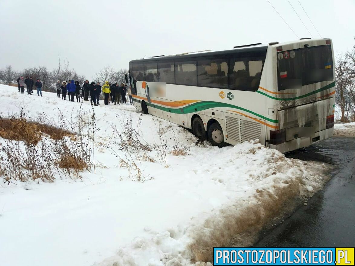 Autobus w zaspie, zakopał sie autobus, autobus wypadł z drogi, pomoc dla pasażerów autobusu, ukrainśki autobus, Krapkowicka Opole autobus,zakopany autobus, wypadek autobusu,