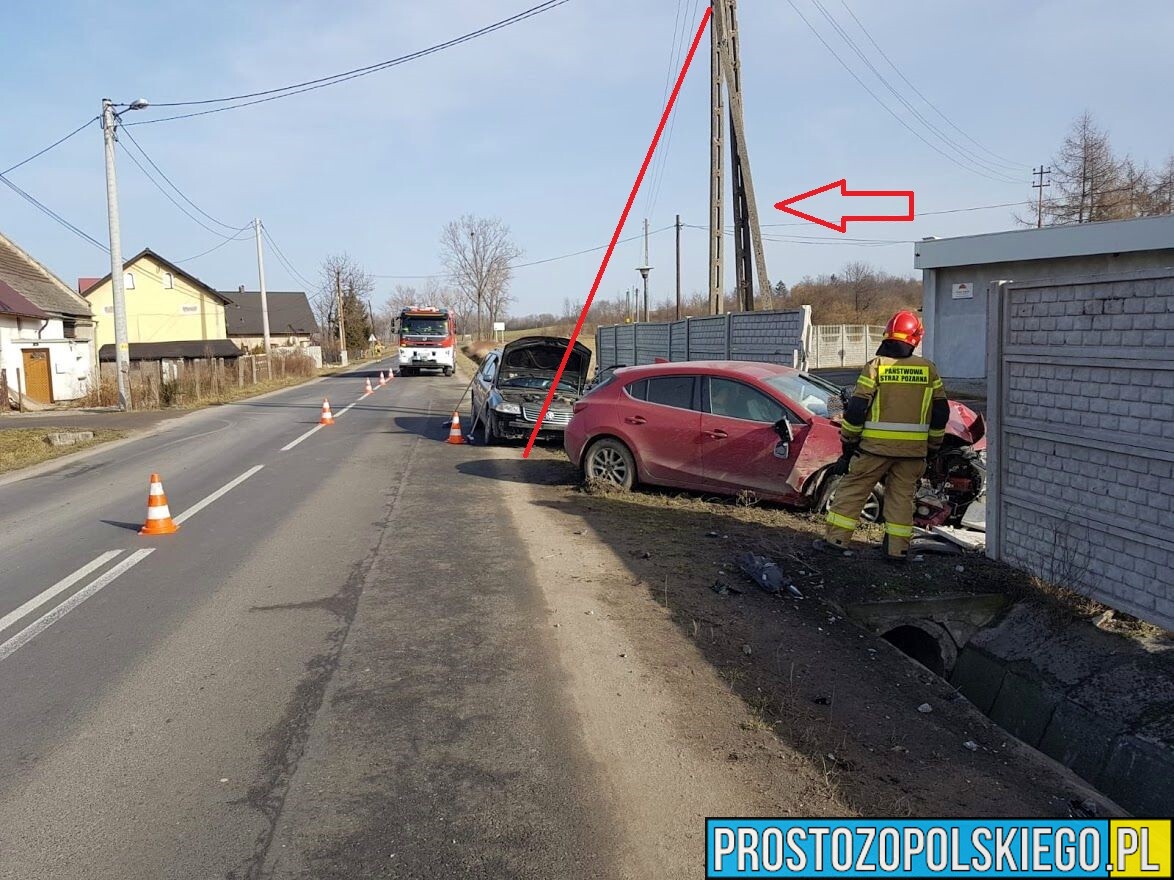 Zderzenie trzech samochodów w Przełęku. Mazda uderzyła w słup i wjechała w ogrodzenie.(Zdjęcia)