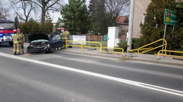 Kierujący fordem uderzył w bariery, uszkadzając je na długości około 10m na DK 94 w Łosiowie obok przedszkola.(Zdjęcia)
