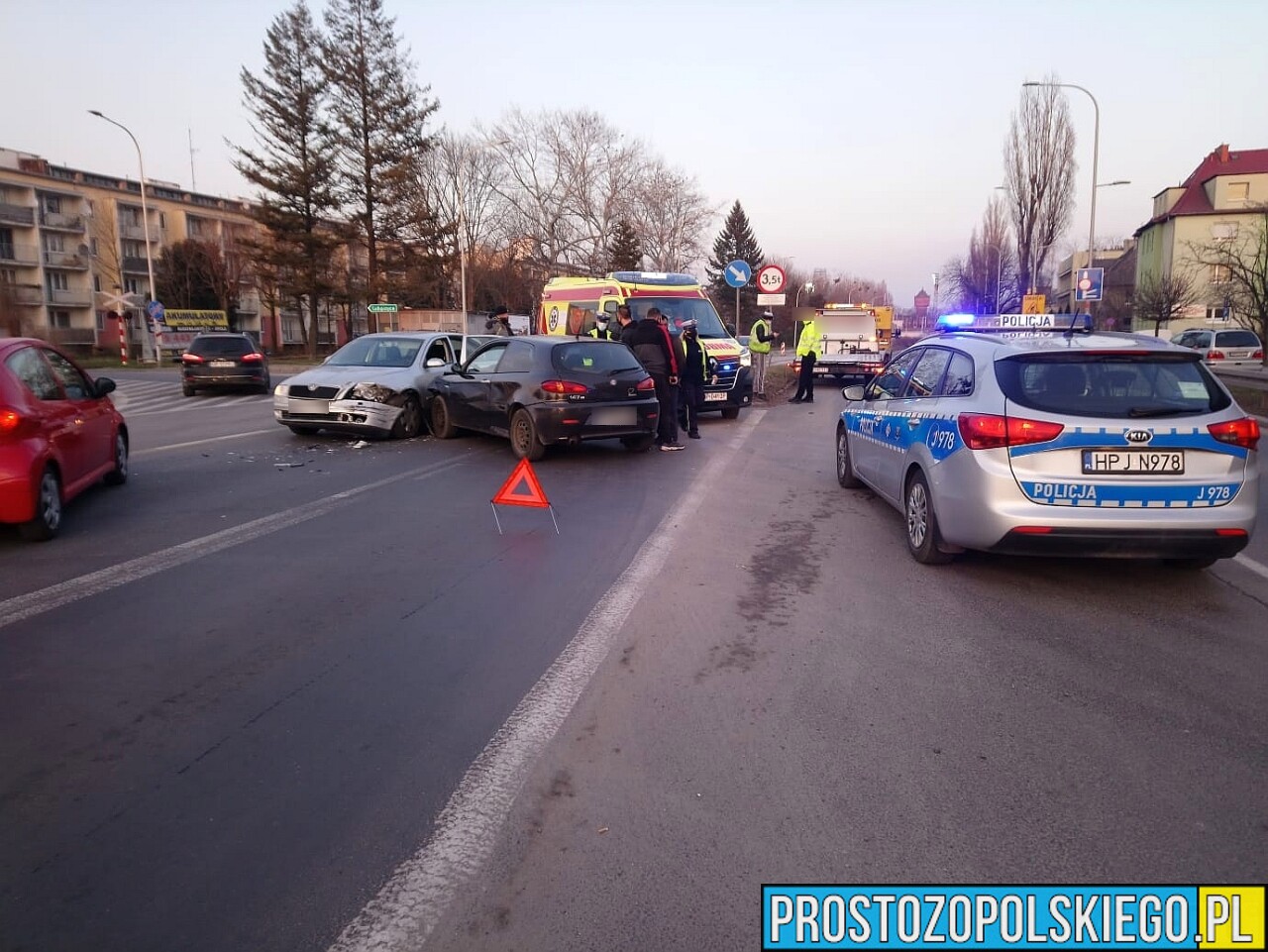Wypadek na skrzyżowaniu ulic Luboszycka i Nysy Łużyckiej w Opolu.(Wideo)