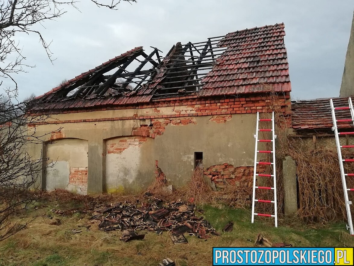 Pożar stodoły i auta w miejscowości Przysiecz. (Zdjęcia)