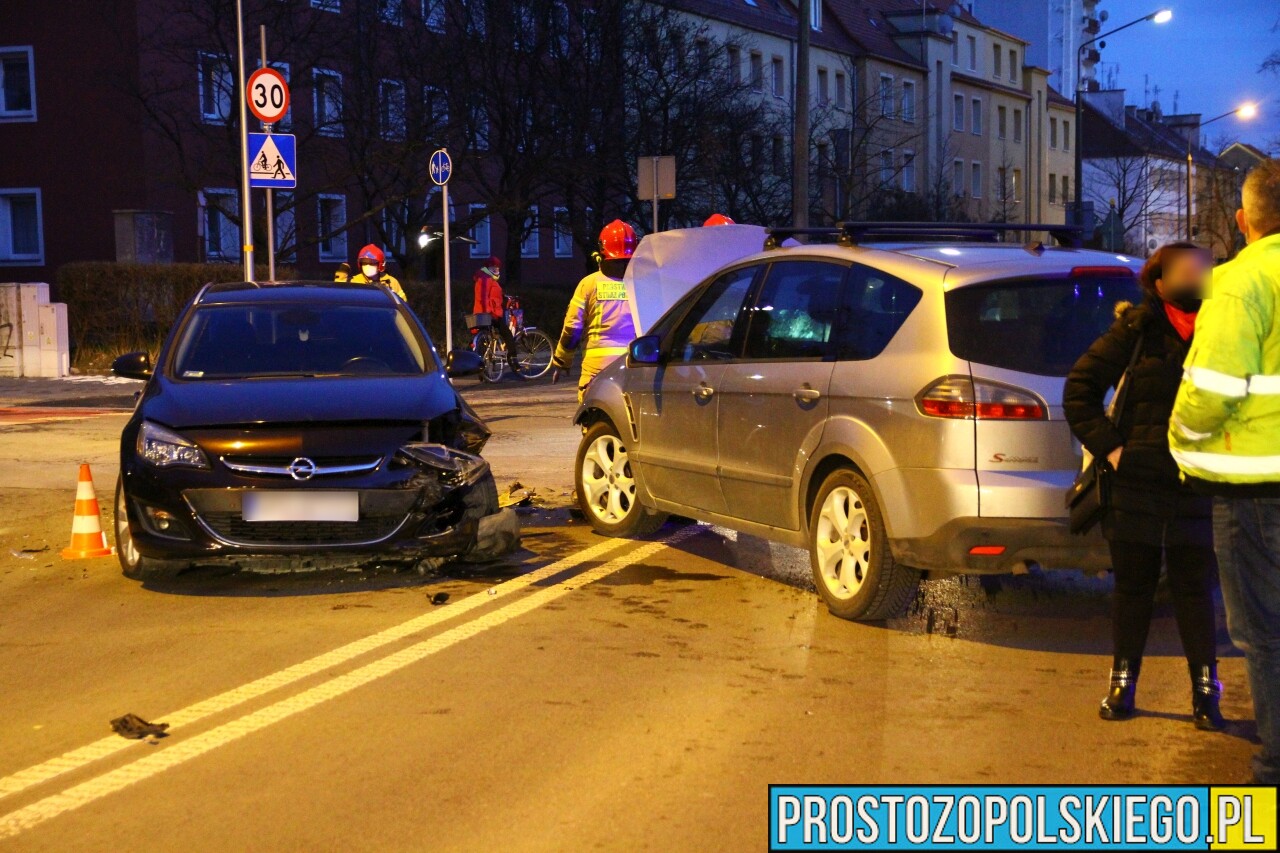 Zderzenie opla z fordem na skrzyżowaniu w Opolu.(Zdjęcia)
