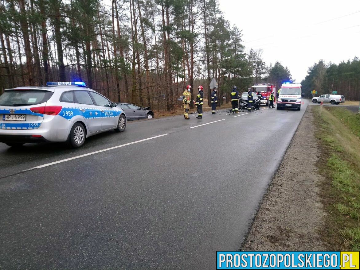 Zderzenie czołowe dwóch pojazdów osobowych na ul. Odrzańskiej w Kątach Opolskich.(Zdjęcia&Wideo)