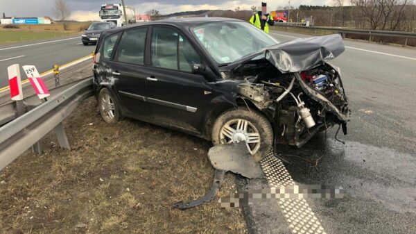 Wypadek na autostradzie A4 samochód uderzył w barierki.(Zdjęcia)
