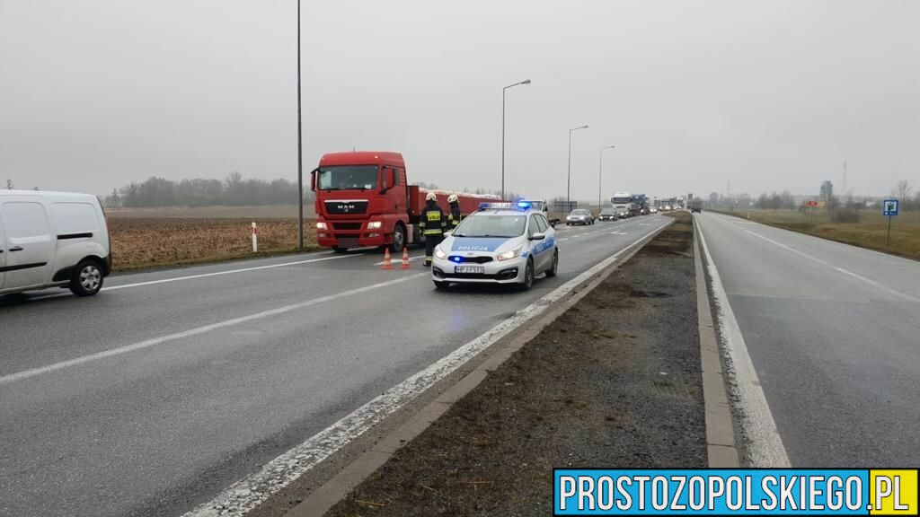 Mężczyzna z zabranymi uprawnieniami do prowadzenia pojazdów, spowodował wypadek. Całe zajście widzieli inspektorzy ITD z Opola.