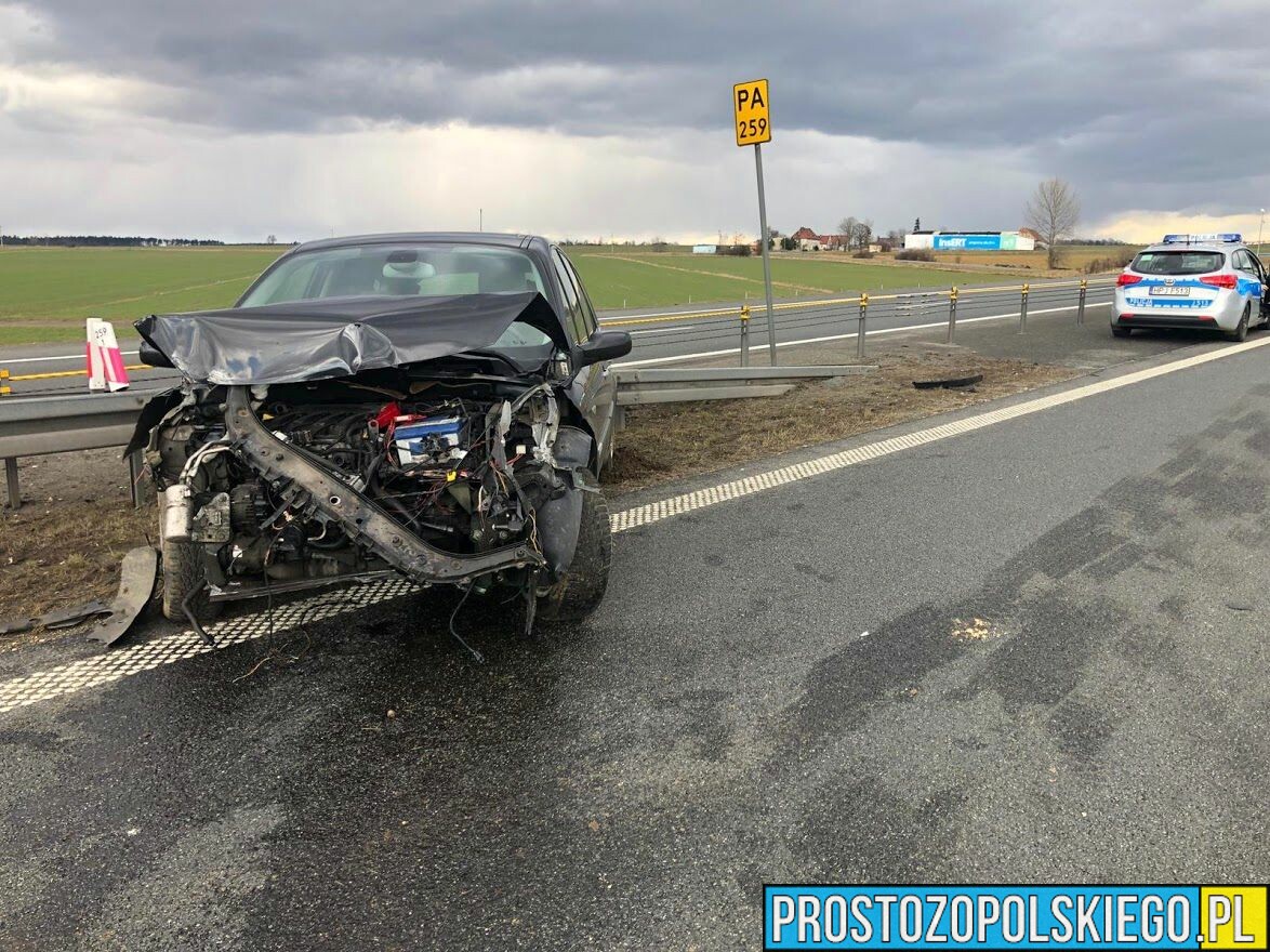 Wypadek na autostradzie A4 samochód uderzył w barierki.(Zdjęcia)
