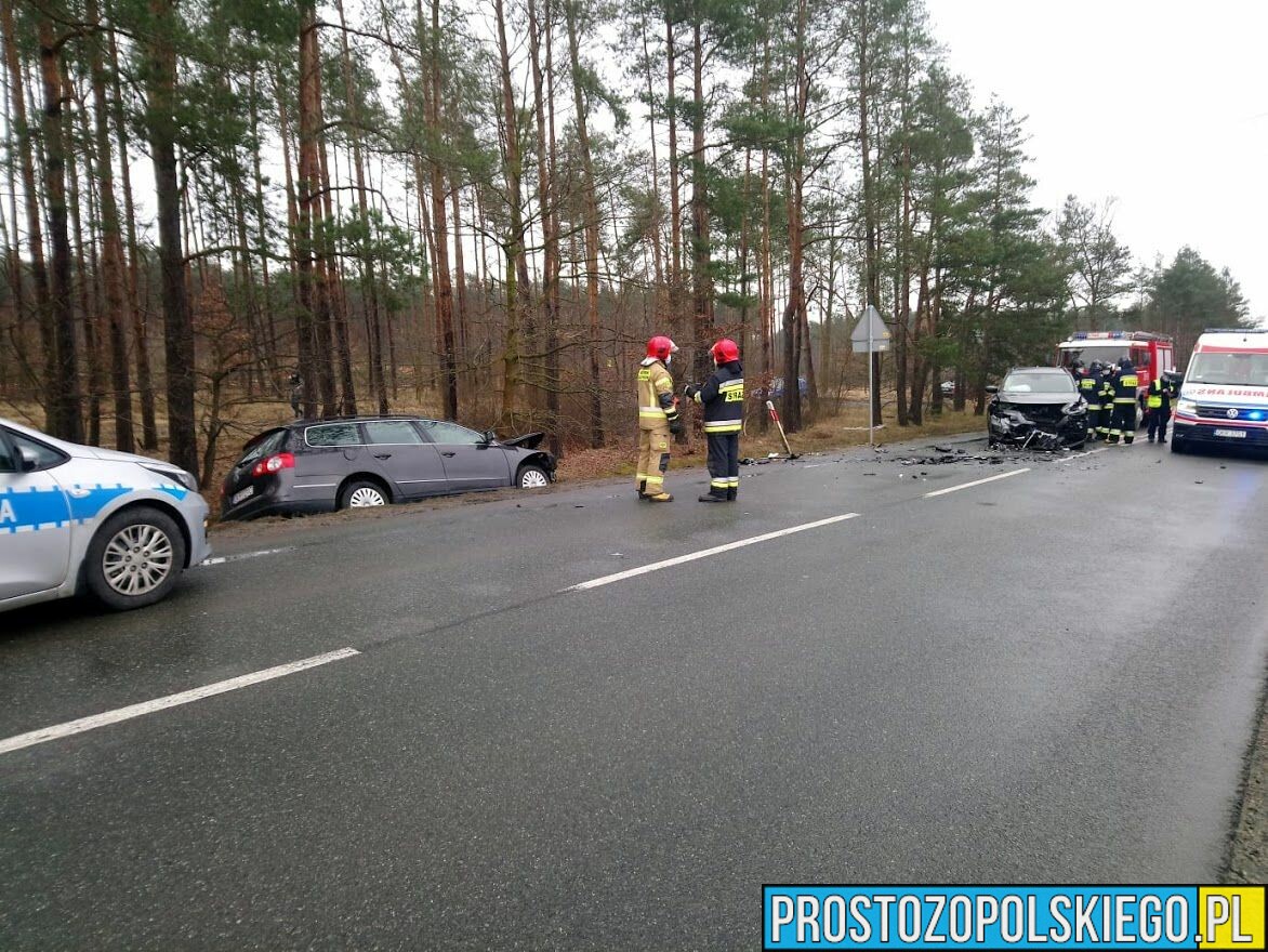Zderzenie czołowe dwóch pojazdów osobowych na ul. Odrzańskiej w Kątach Opolskich.(Zdjęcia&Wideo)