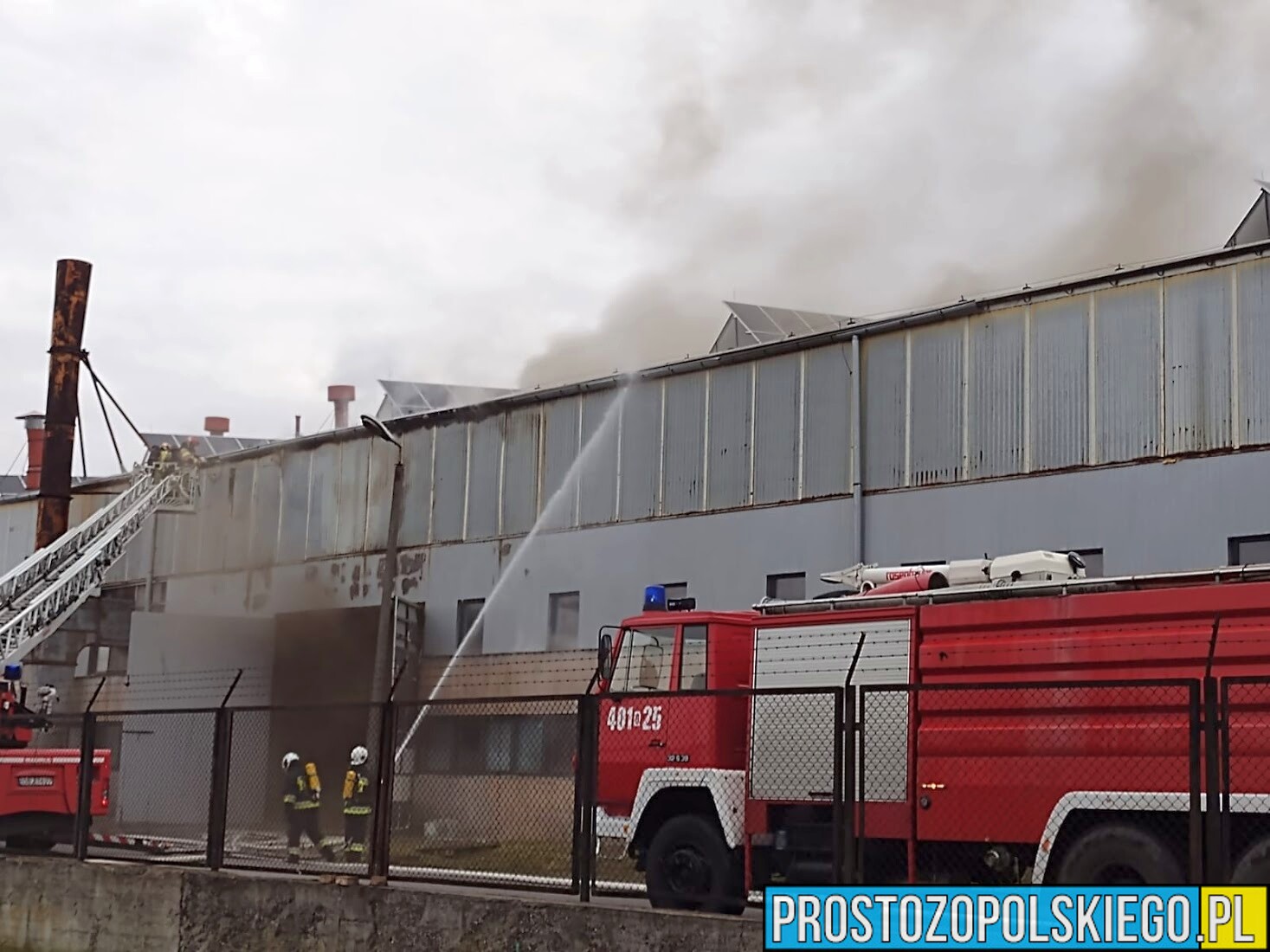 Pożar hali w Brzegu.(Zdjęcia)