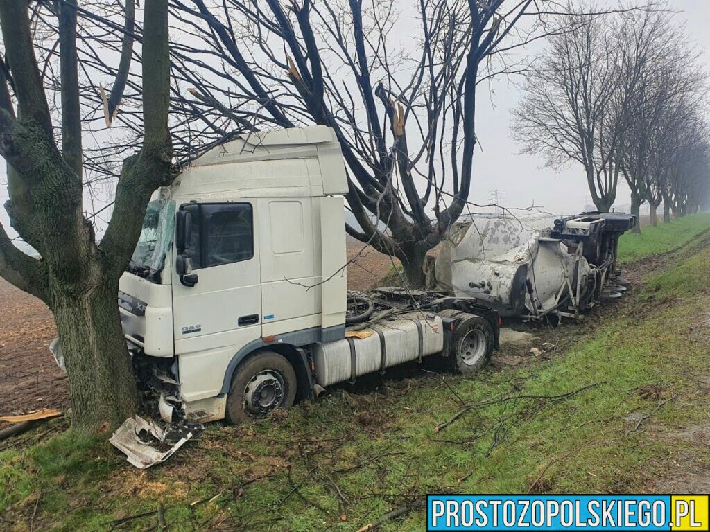 Wypadek na DK 94 pod Strzelcami Opolskimi. Ciężarówka z naczepą przewożąca cement uderzyła w drzewo.(Wideo)