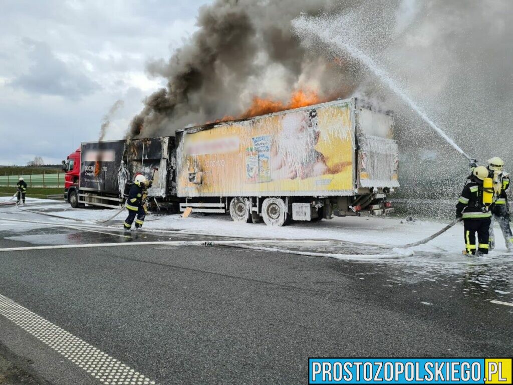 Pożar ciężarówki z przyczepą przewożącej kosmetyki na autostradzie A4.(Zdjęcia&Wideo)