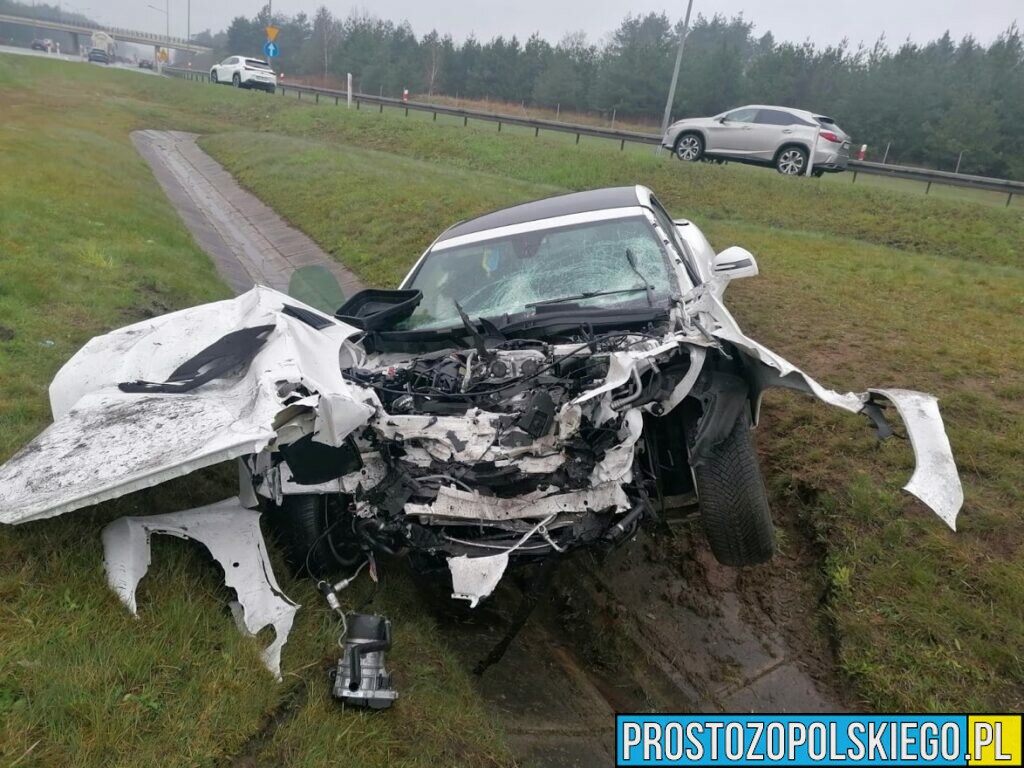 Wypadek na autostradzie A4.Sportowy mercedes doszczętnie zniszczony.(Zdjęcia)