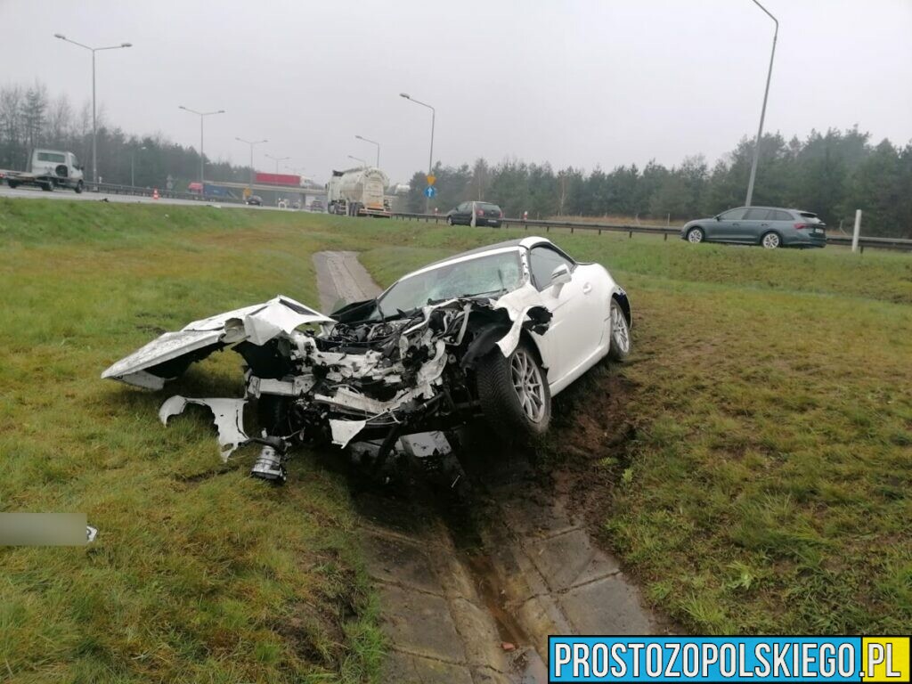 Wypadek na autostradzie A4.Sportowy mercedes doszczętnie zniszczony.(Zdjęcia)