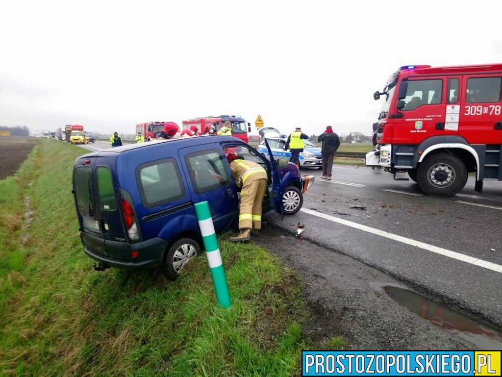 Wypadek busa i osobówki na obwodnicy Opola (Wrzoski)