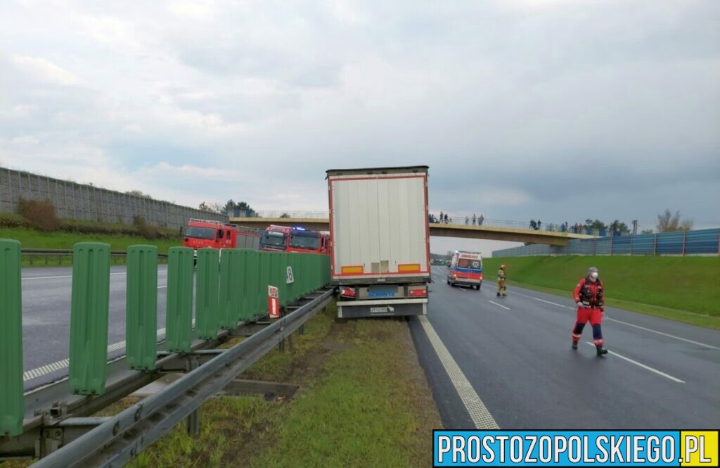 Kierujący ciężarówką obywatel Ukrainy zasłabł i uderzył w barierki energochłonne na autostradzie A4.Na miejscu lądował LPR Ratownik23.(Zdjęcia)
