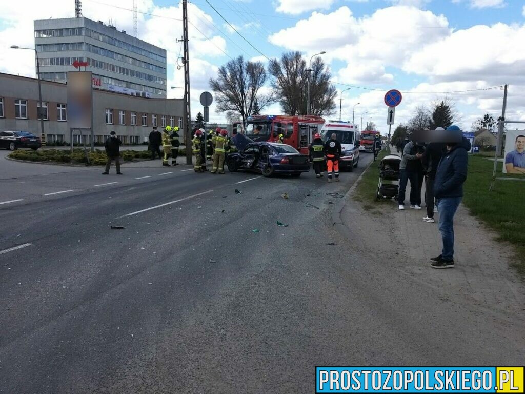 Zderzenie opla z ciężarówką w Praszce. Jedna osoba została poszkodowana.(Zdjęcia)