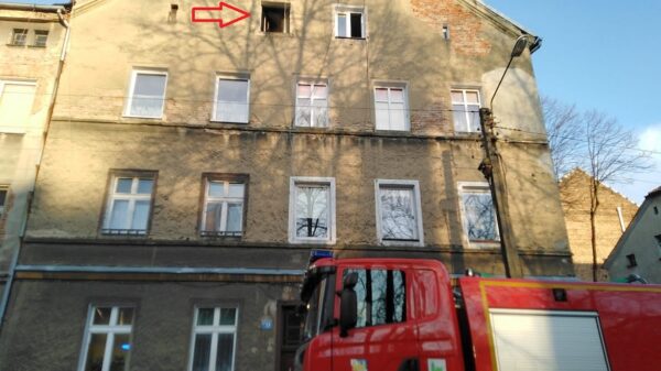 Pożar mieszkania w kamienicy w Prudniku. Jedna osoba została ranna.(Zdjęcia)
