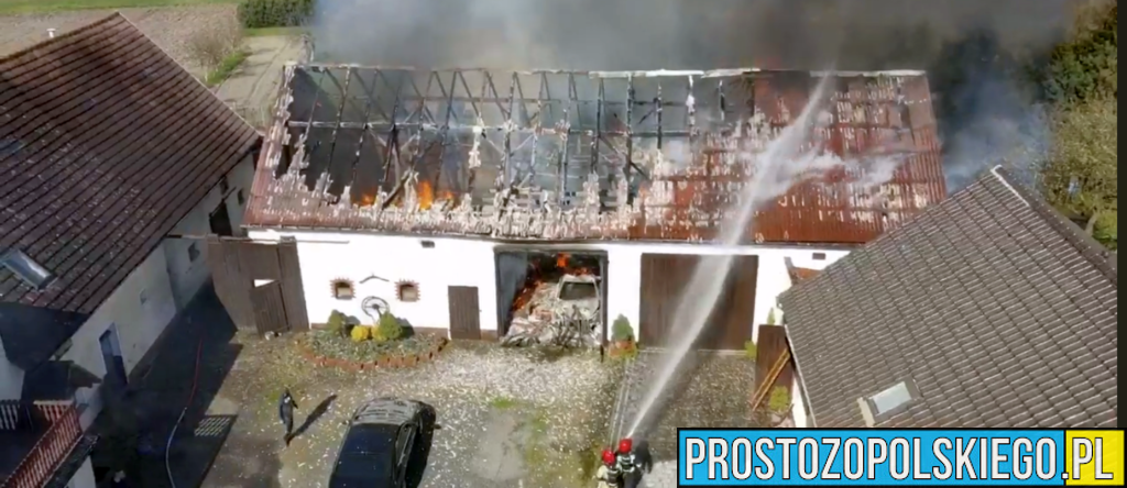 Pożar stodoły i samochodu w Niemodlinie. W akcji 11 zastępów straży pożarnej.(Zdjęcia&Wideo)