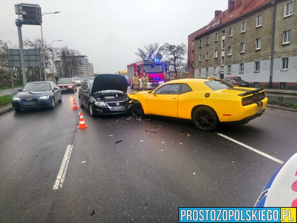Zderzenie dwóch aut na ul. Nysy Łużyckiej w Opolu. Jedna osoba została zabrana do szpitala.