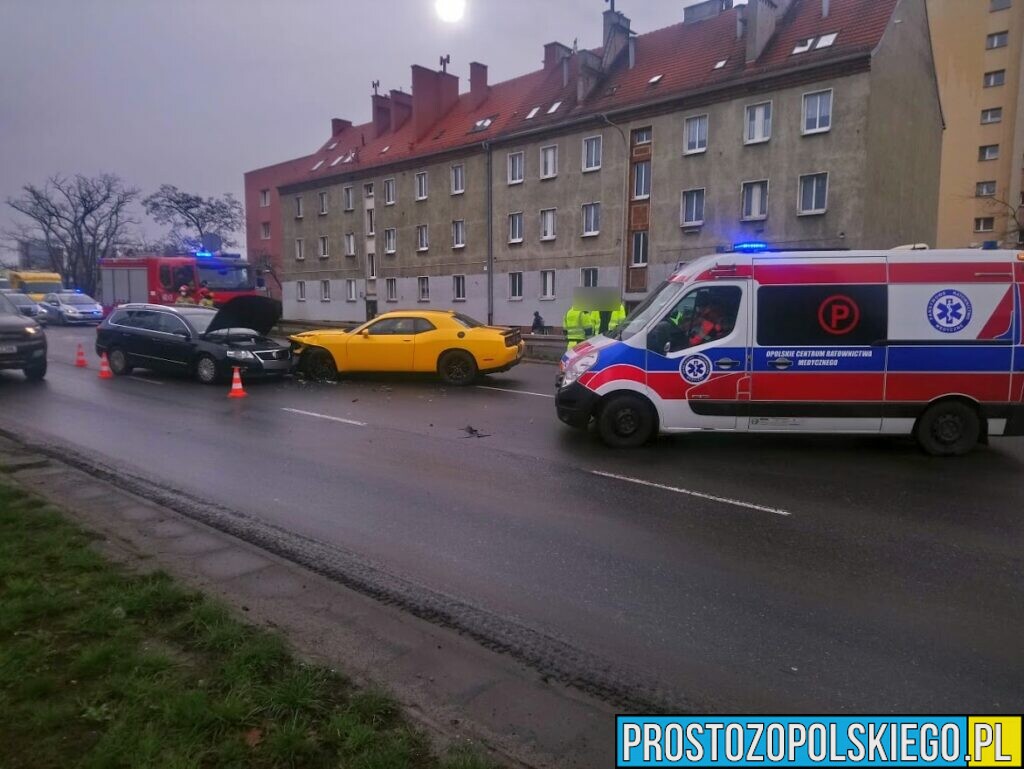 Zderzenie dwóch aut na ul. Nysy Łużyckiej w Opolu. Jedna osoba została zabrana do szpitala.