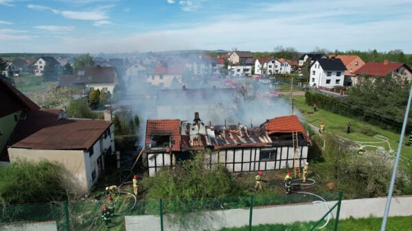Dom spłonął doszczętnie. Strażacy zabezpieczali pozostałe budynki.(Zdjęcia)