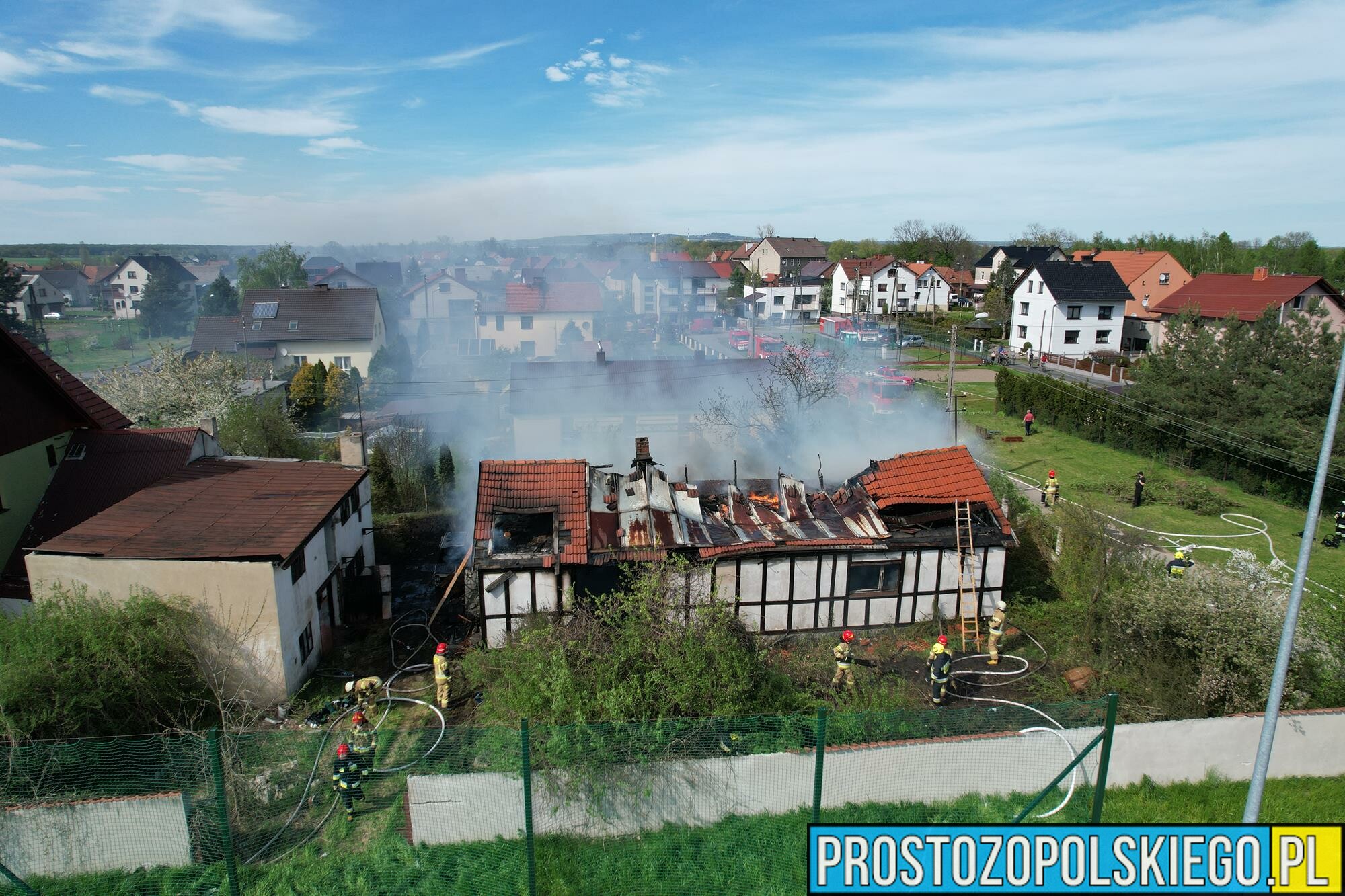 Dom spłonął doszczętnie. Strażacy zabezpieczali pozostałe budynki.(Zdjęcia)