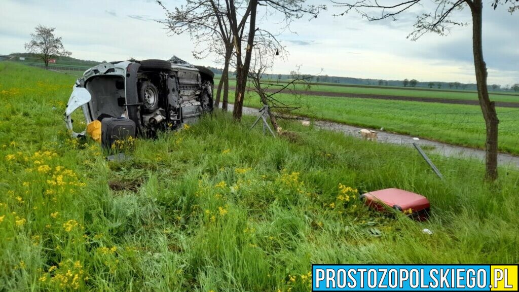 Śmiertelny wypadek na autostradzie A4.Dacia wypadła z drogi i dachowała. Na miejscu lądował LPR ratownik13.