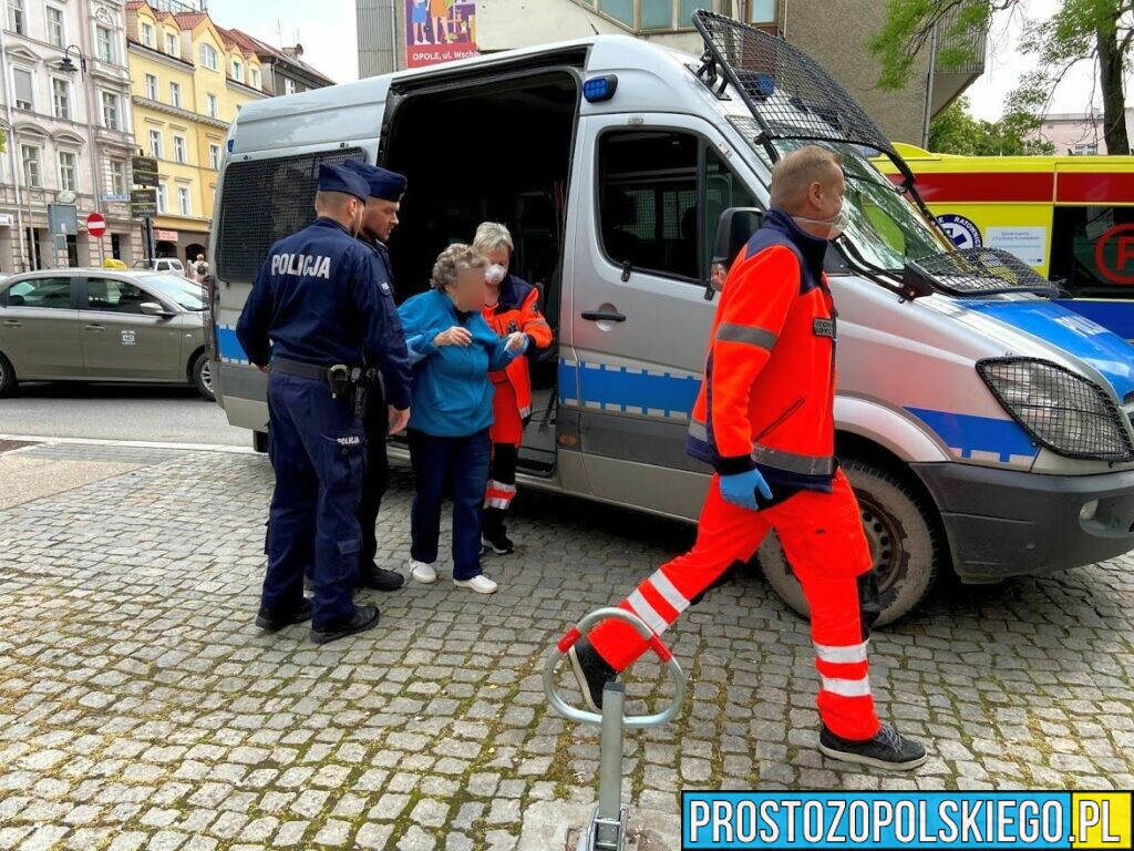 Upadek seniorki na pasach. Pierwszej pomocy udzielili policjanci z SPPP w Opolu.