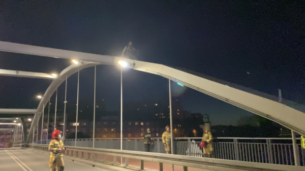 26-latek wszedł na przęsło mostu żeby zrobić zdjęcia palącego się balkonu. Interweniowały służby ratunkowe.(Zdjęcia&Wideo)