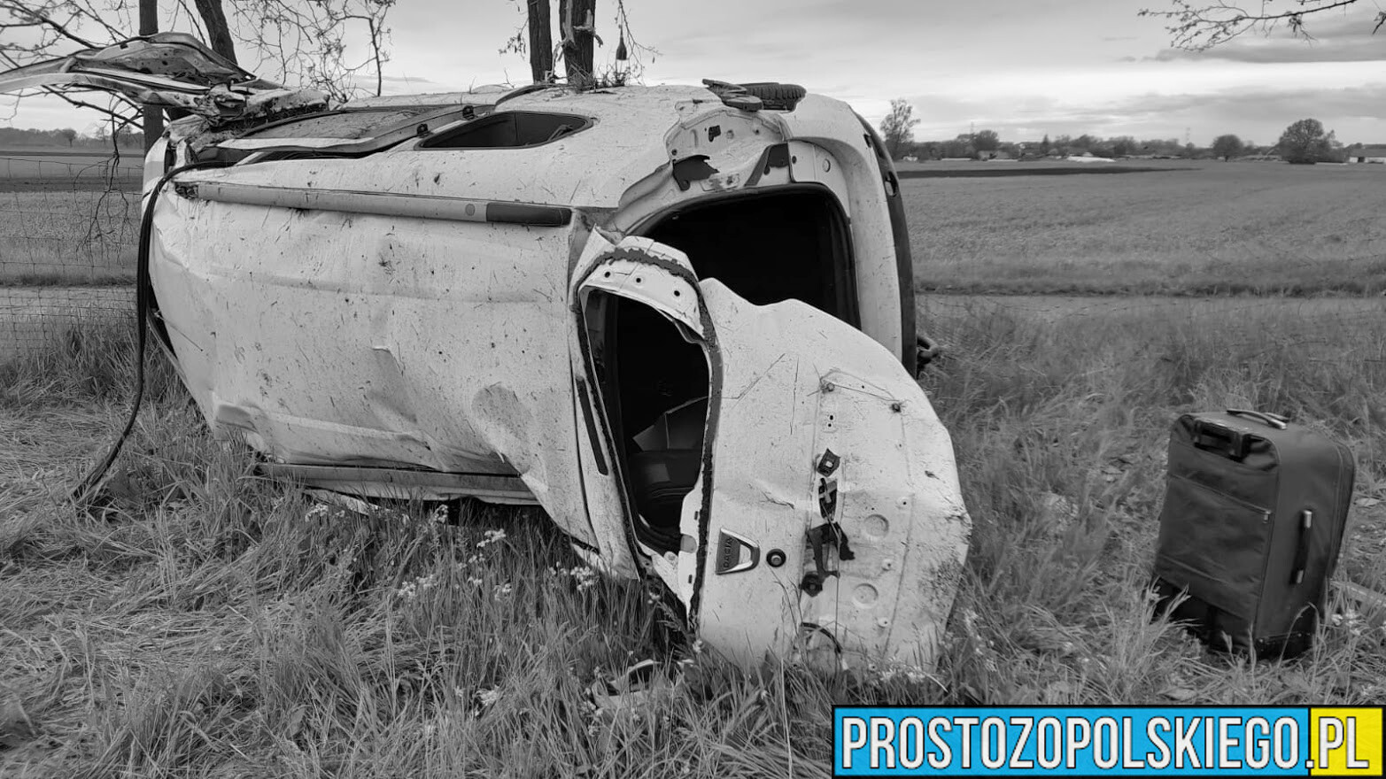 Śmiertelny wypadek na autostradzie A4.Dacia wypadła z drogi i dachowała. Na miejscu lądował LPR ratownik13.