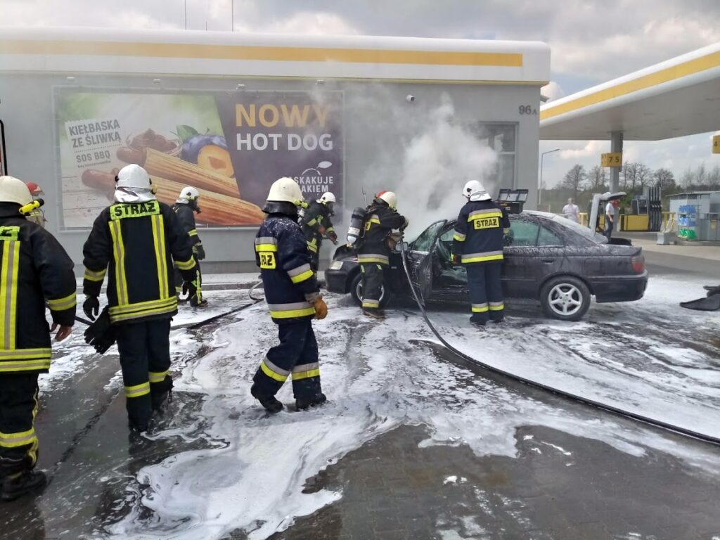 Pożar auta na stacji benzynowej w Pakosławicach.(Zdjęcia)