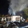 Pożar poddasza w domku w Prudniku. Z ogniem walczyło 16 jednostek straży (Zdjęcia)