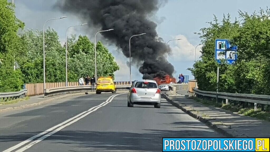 Doszczętnie spalił się mercedes na wiadukcie w Opolu.(Zdjęcia &Wideo)