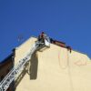 Strażacy z Opola interweniowali na ul.Duboisa w Opolu. Z elewacji oberwała się ściana styropianu.(Zdjęcia)