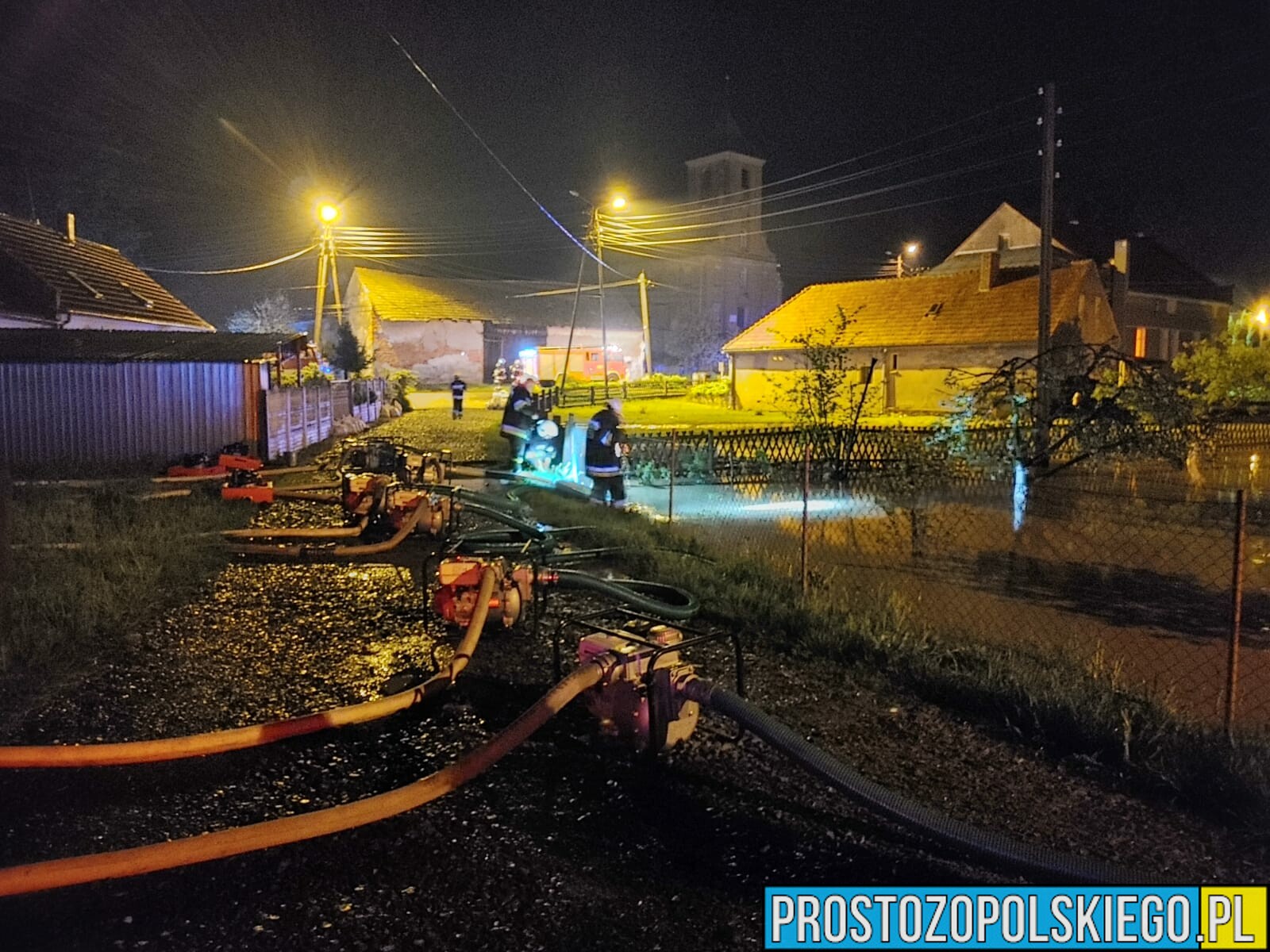 Opady deszczu i podtopienia w gminie Grodków. Strażacy mieli pełne ręce roboty.