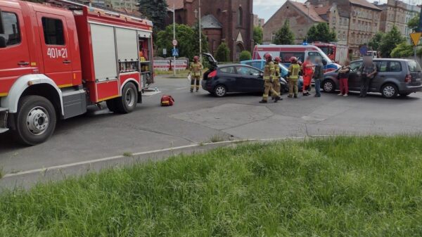Zderzenie trzech aut w Brzegu. Jedna osoba została ranna.