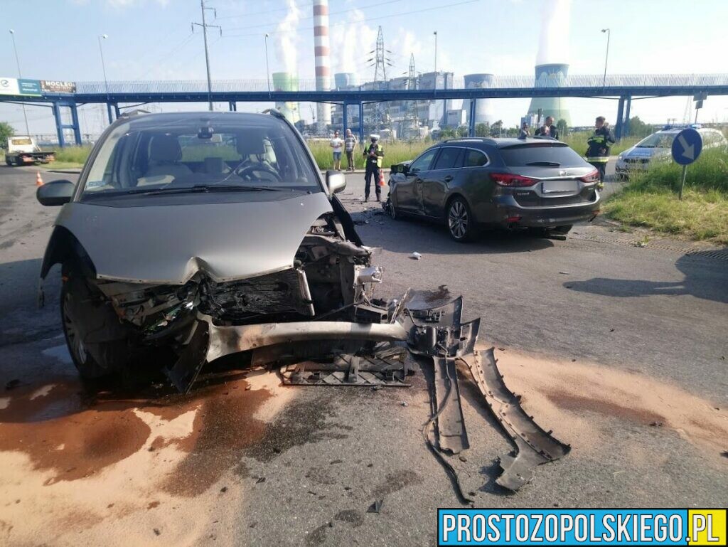 Zderzenie trzech aut na ul.Elektrownianej w Opolu .Dwie osoby trafiły do szpitala.(Zdjęcia)
