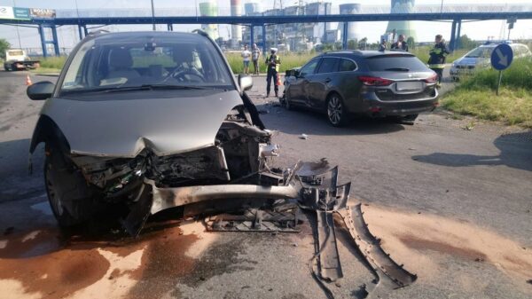 Zderzenie trzech aut na ul.Elektrownianej w Opolu .Dwie osoby trafiły do szpitala.(Zdjęcia)