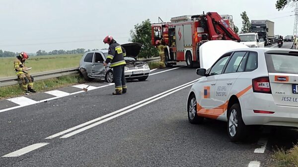 Zderzenie dwóch aut w miejscowości Pawłów w powiecie Brzeskim.