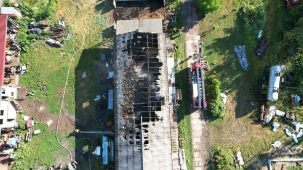 Piorun uderzył w chlewnię w Starym Koźlu. Z pożarem walczy 20 zastępów straży pożarne.(Zdjęcia z drona)