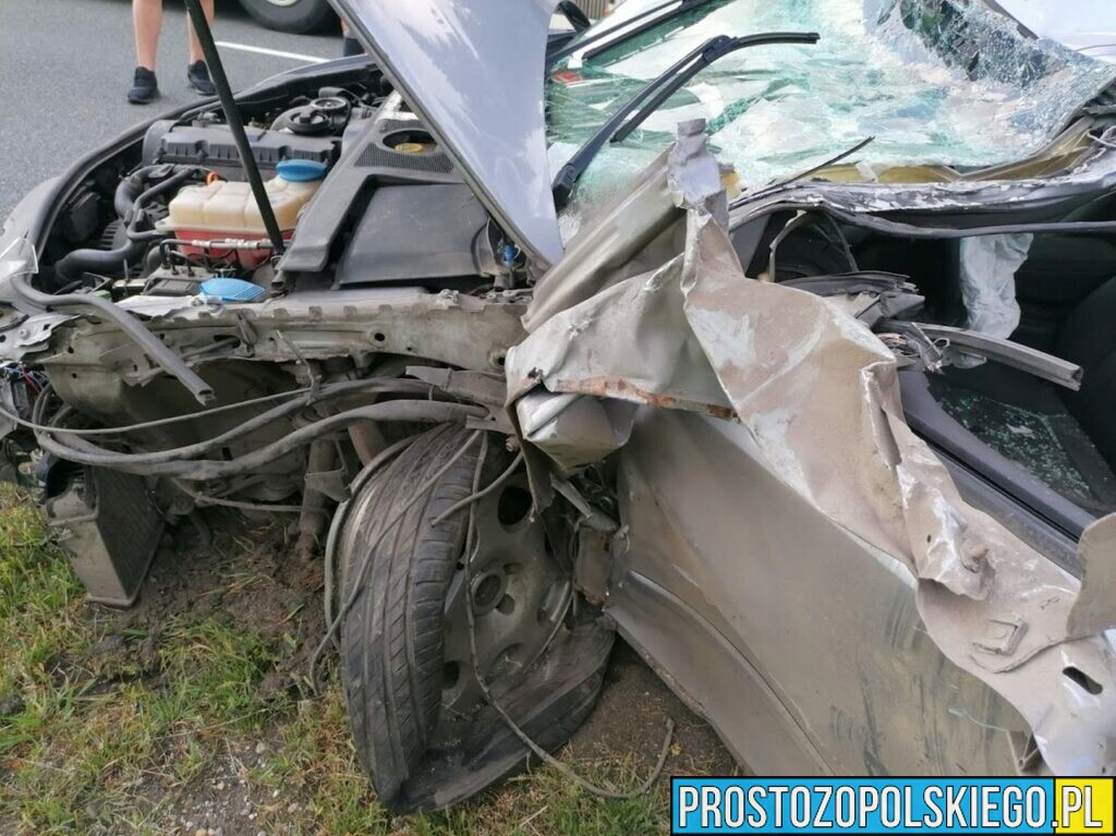 Wypadek na autostradzie A4.Audi zderzyło się ciężarówką.(Zdjęcia)
